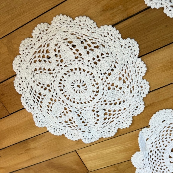 Set of vintage hand crocheted doilies set of 6 - Picture 4 of 5